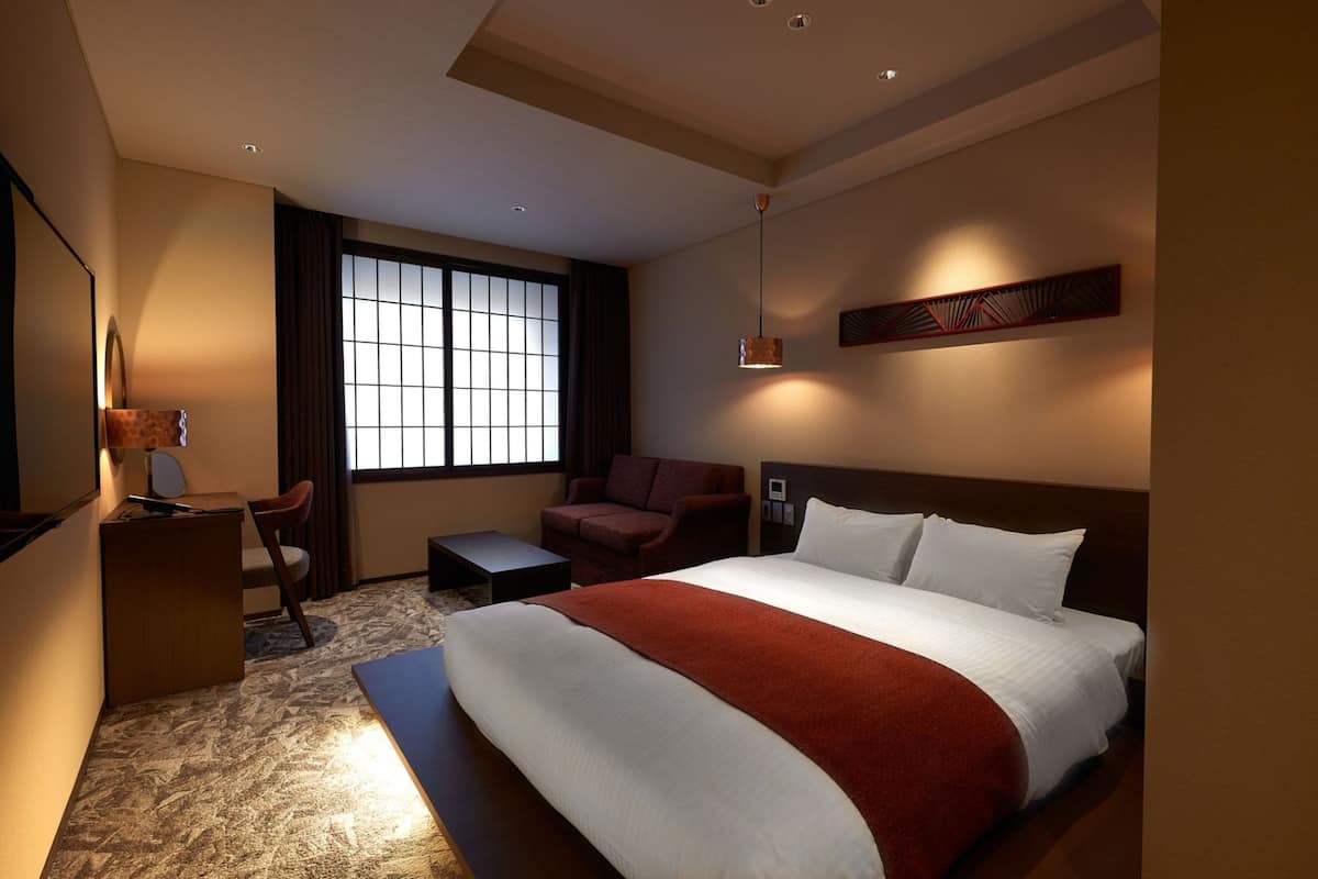 1 chambre, décor unique, rideaux d’obscurcissement