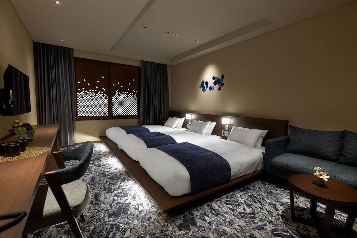 1 chambre, décor unique, rideaux d’obscurcissement