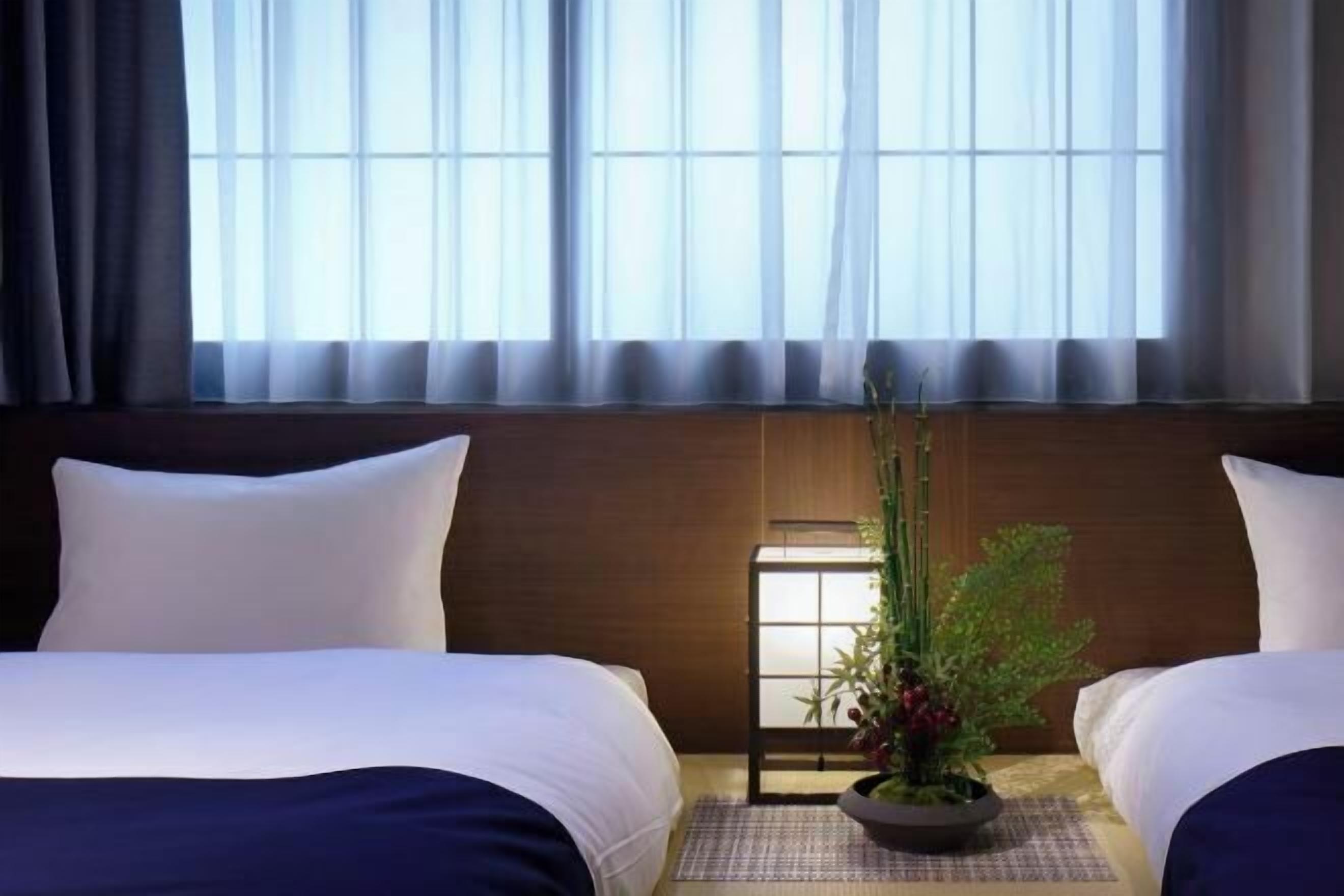 客室ごとに異なる装飾、遮光カーテン、防音設備、WiFi (無料)