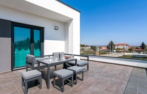 Outdoor dining - Gorgeous home in Premantura with WiFi (Premantura)