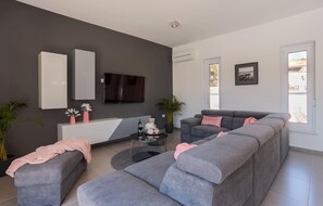 Smart TV, table tennis - Gorgeous home in Premantura with WiFi (Premantura)