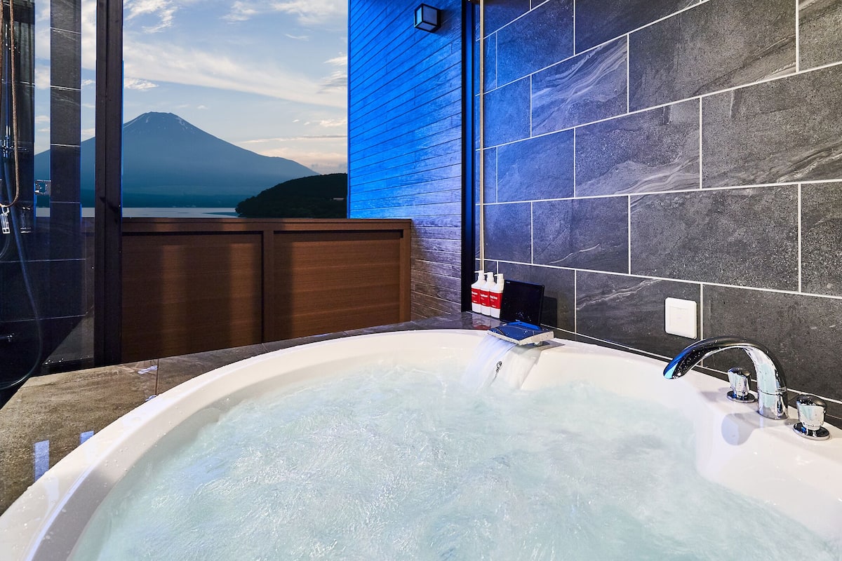 Bañera y ducha independientes y artículos de higiene personal gratuitos