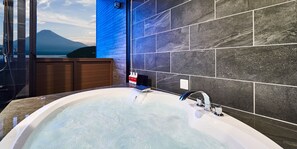 Separate bathtub and shower, free toiletries, hair dryer, bathrobes - Rakuten STAY VILLA Fuji Yamanakako (Yamanakako)