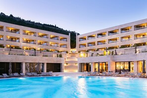 A hotel with a central pool, multiple balconies, and a mountain backdrop. - Four Points By Sheraton Sesimbra (Sesimbra)