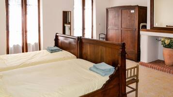 3 bedrooms, travel cot, Internet, bed sheets