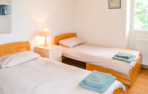 3 bedrooms, travel crib, internet, bed sheets