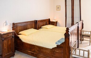 3 bedrooms, travel cot, Internet, bed sheets