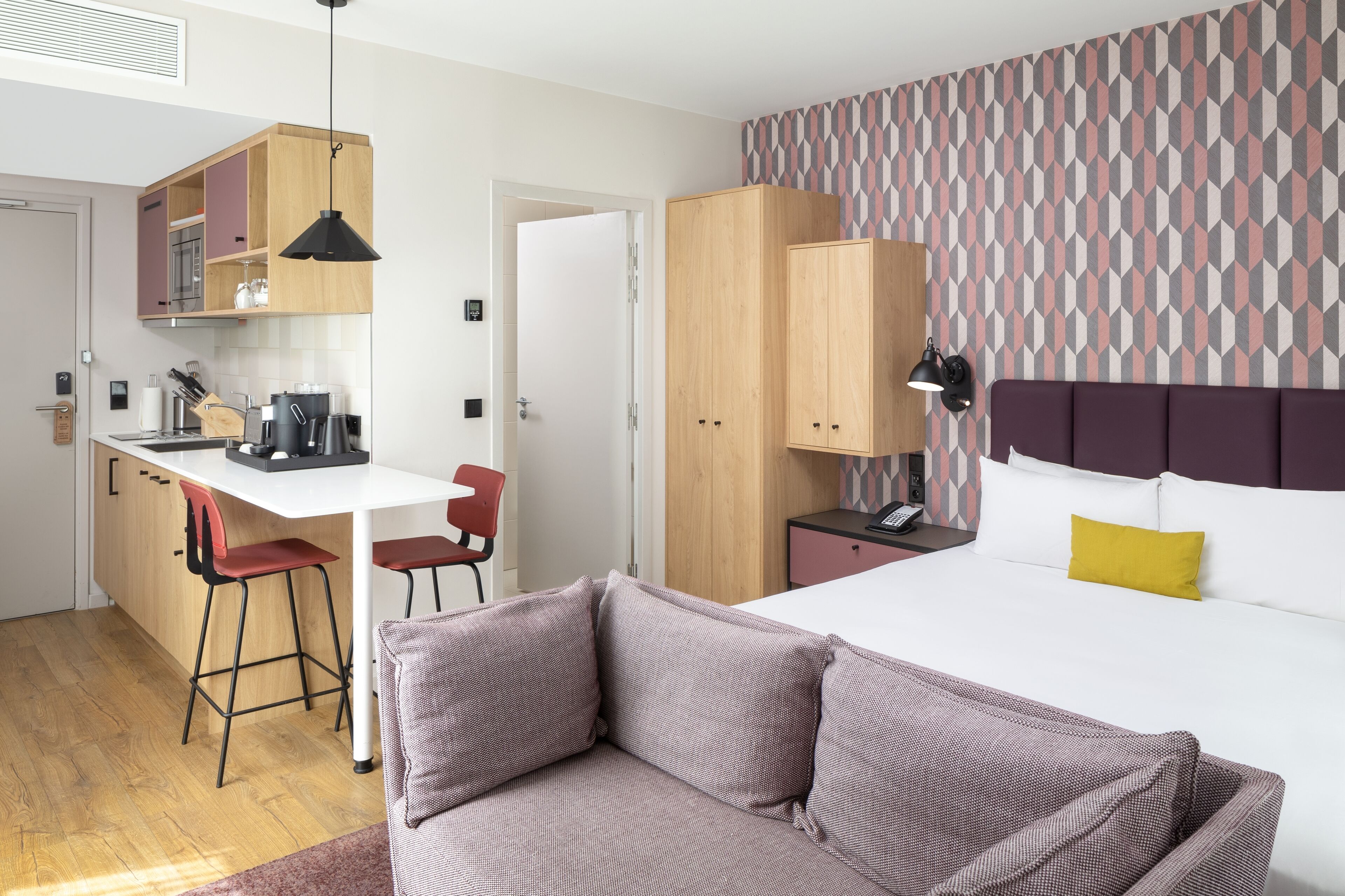 studio suite, 1 king bed | 1 bedroom, in-room safe, laptop workspace, soundproofing