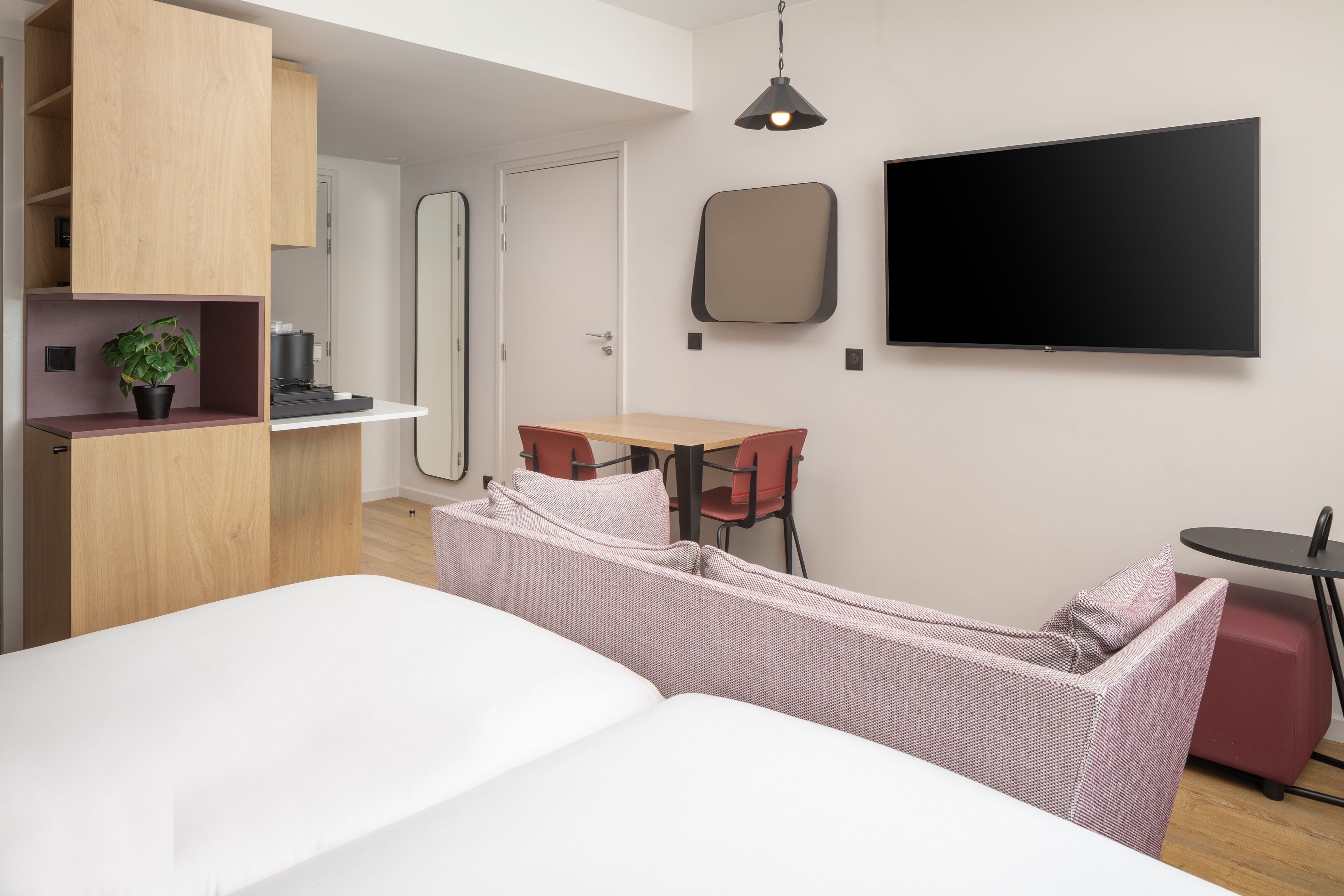 studio suite, 2 single beds | 1 bedroom, in-room safe, laptop workspace, soundproofing