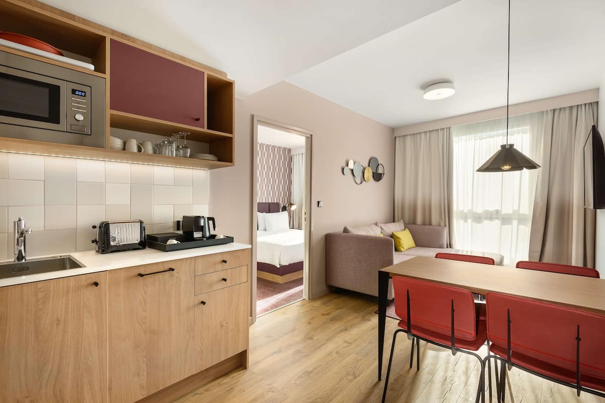 Suite, 1 Bedroom | 1 bedroom, in-room safe, laptop workspace, soundproofing