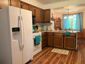 Fridge, microwave, oven, stovetop - The Blue Bliss- Lake Huron Views (Saint Ignace)