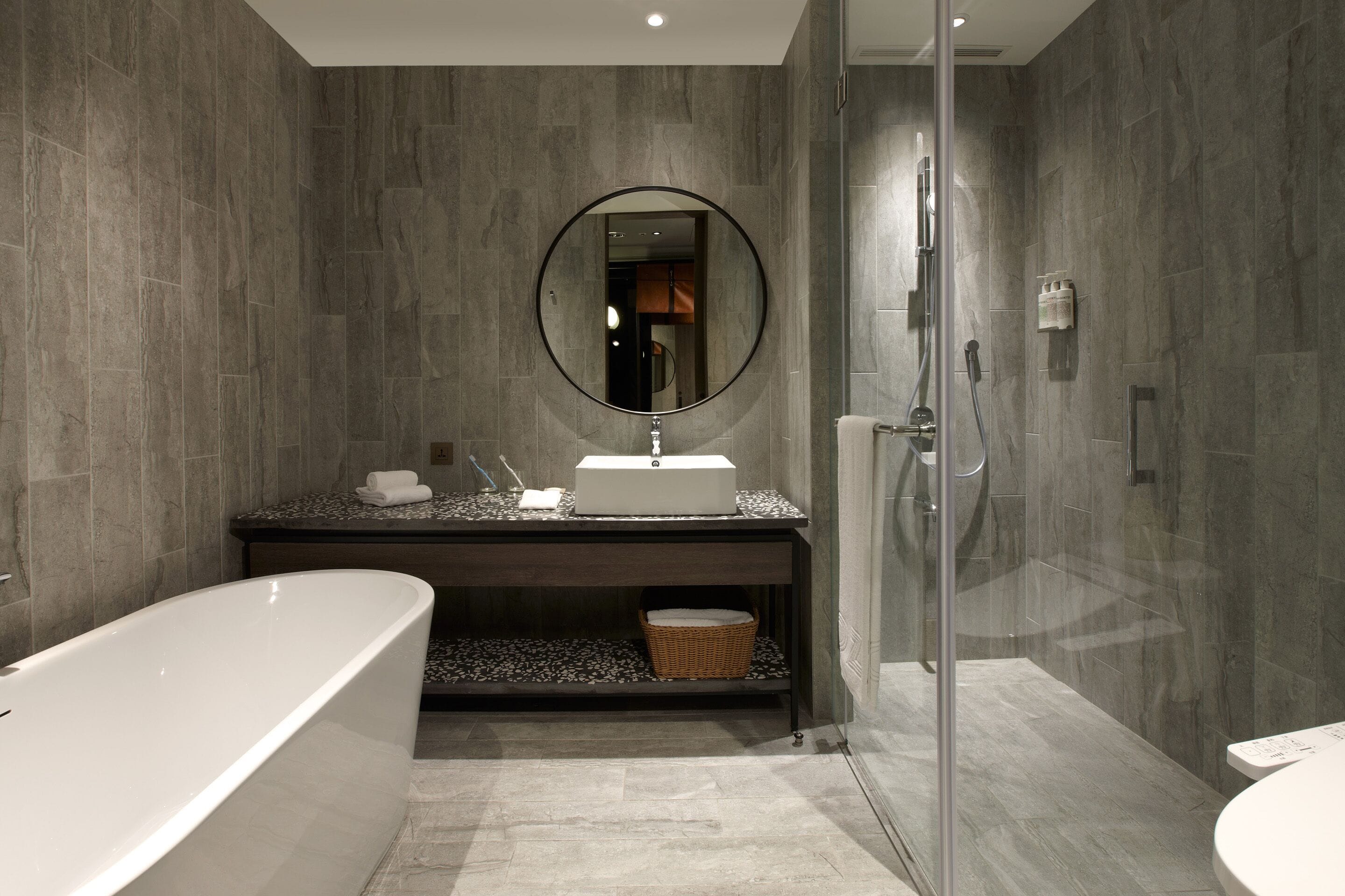 separate bathtub and shower, eco-friendly toiletries, hair dryer