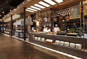 Un restaurante con una barra que exhibe diferentes alimentos y un letrero que dice 'Pasta'.