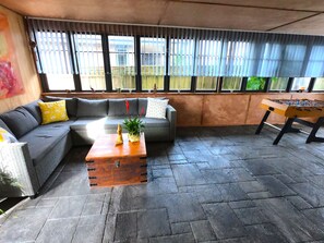 Apartament Comfort | Sala d'estar | Televisor intel·ligent de 30 polzades amb canals digitals i televisor