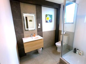 Apartamento Confort | Baño | Ducha, cabezal de ducha tipo lluvia, secador de pelo y zapatillas