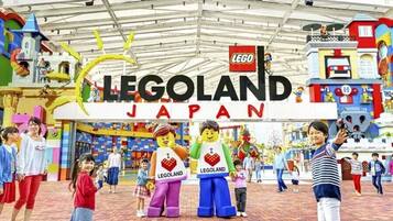 Exterior de LEGOLAND Japón con estatuas LEGO y una fachada de edificio colorida.