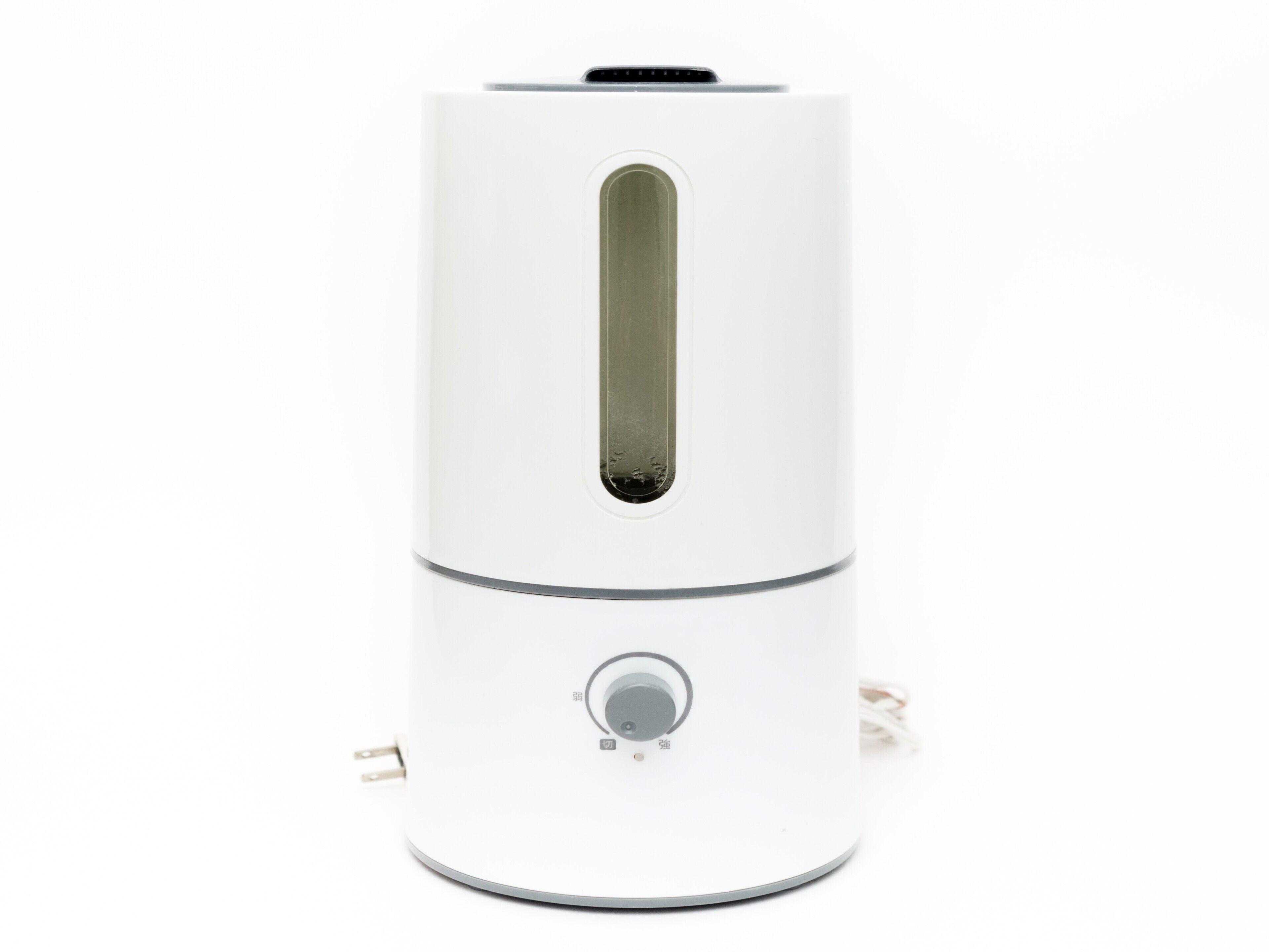 Calentador portátil blanco con un dial de control y cable de alimentación.