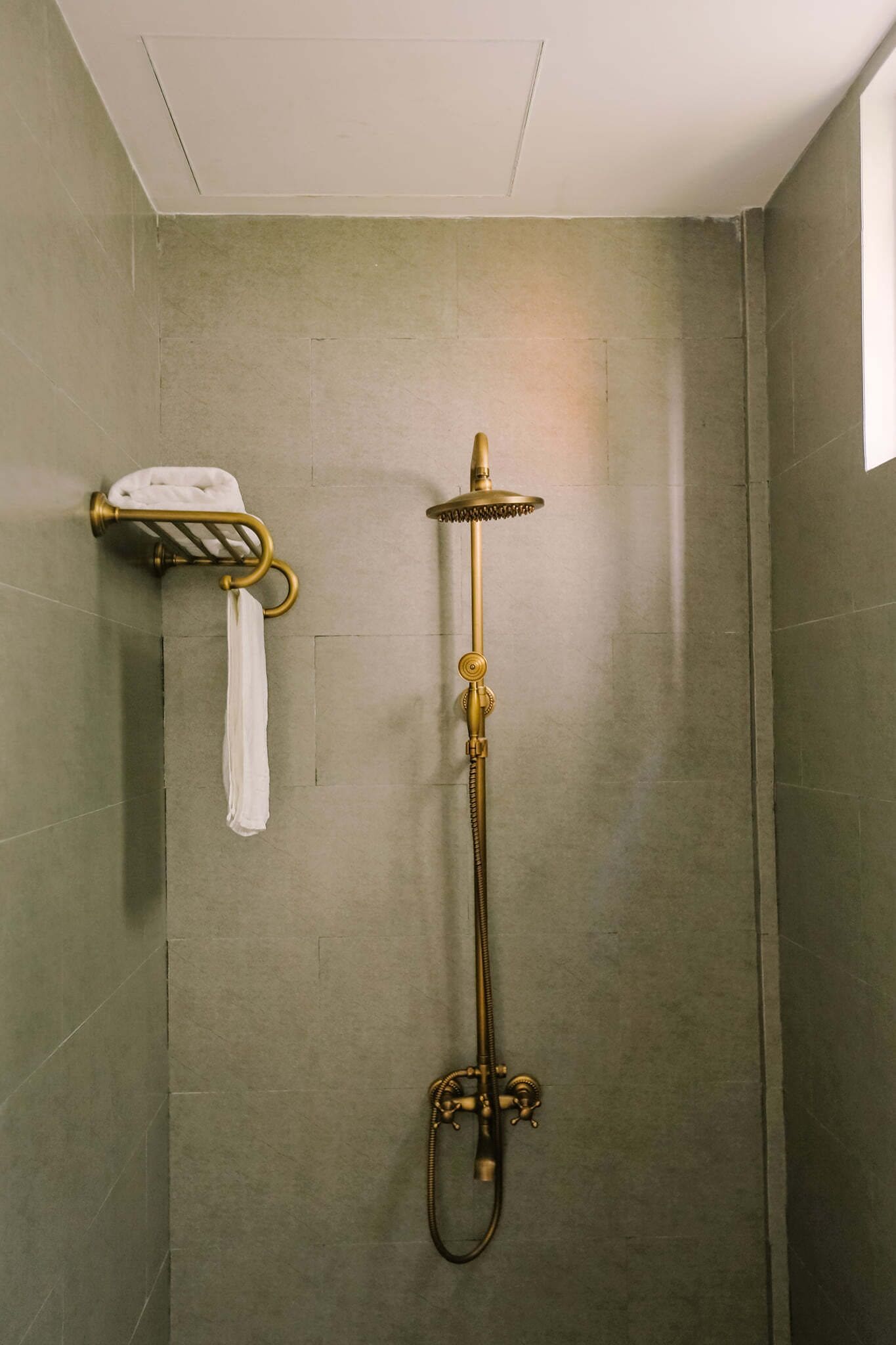 Shower, free toiletries, towels