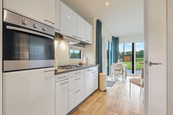 Een koelkast, een kookplaat, een vaatwasser