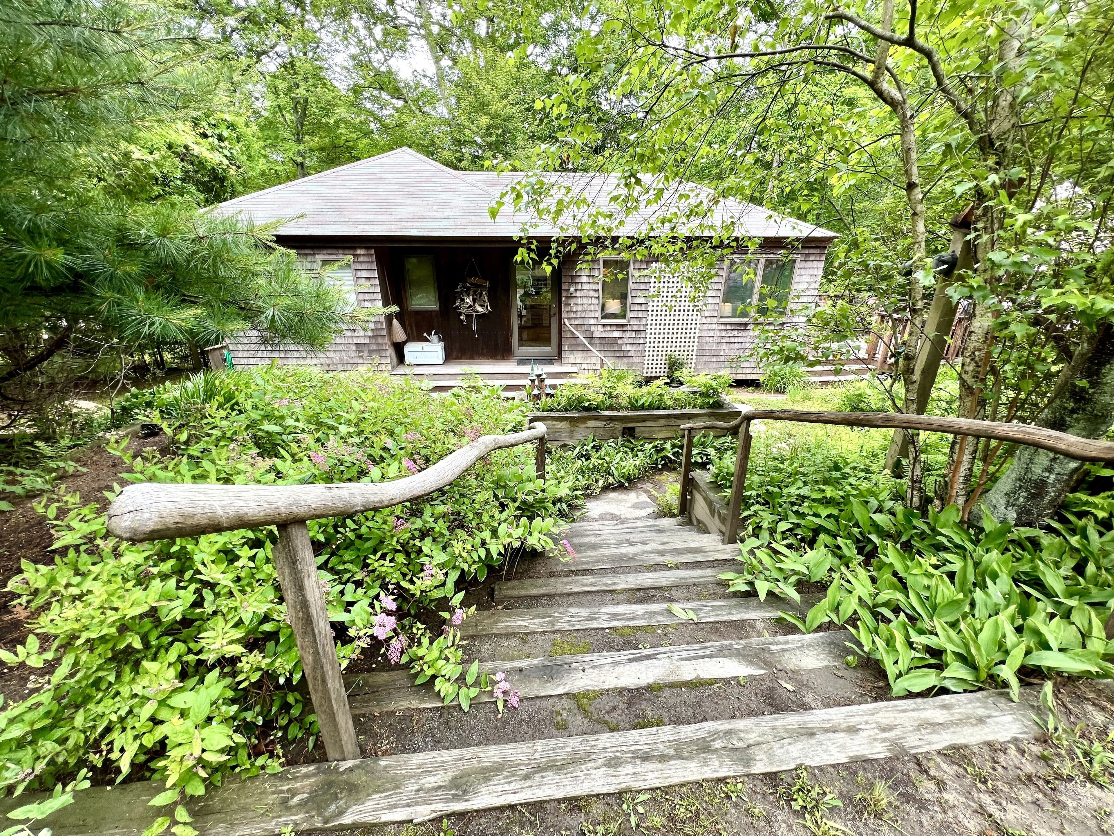 Charming Guest House near Lambert's Cove Beach