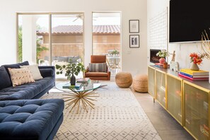 Een smart-tv en een open haard