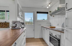 Kjøleskap, ovn, kokeplater og oppvaskmaskin