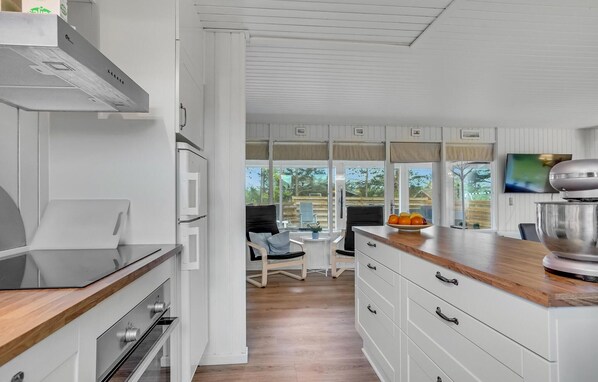 Kjøleskap, ovn, kokeplater og oppvaskmaskin