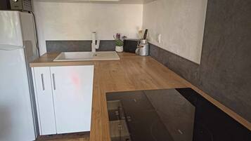 Kylskåp, mikrovågsugn, ugn och spishäll