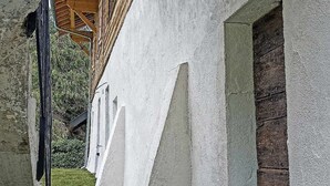 A modern architectural structure with concrete walls and wooden beams. - ❤LA GRANGE SAVOYARDE⭐⭐⭐Lac 1KM-💦Pool-Charm (Lathuile)
