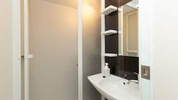 Studio Room (6) | Bathroom | Free toiletries, hair dryer, slippers, towels