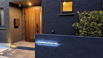 Pintu masuk properti