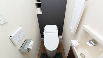 Studio Room (6) | Bathroom | Free toiletries, hair dryer, slippers, towels