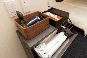 Studio Room (4) | Bathroom amenities | Free toiletries, hair dryer, slippers, towels - Gennoya (Tokyo)
