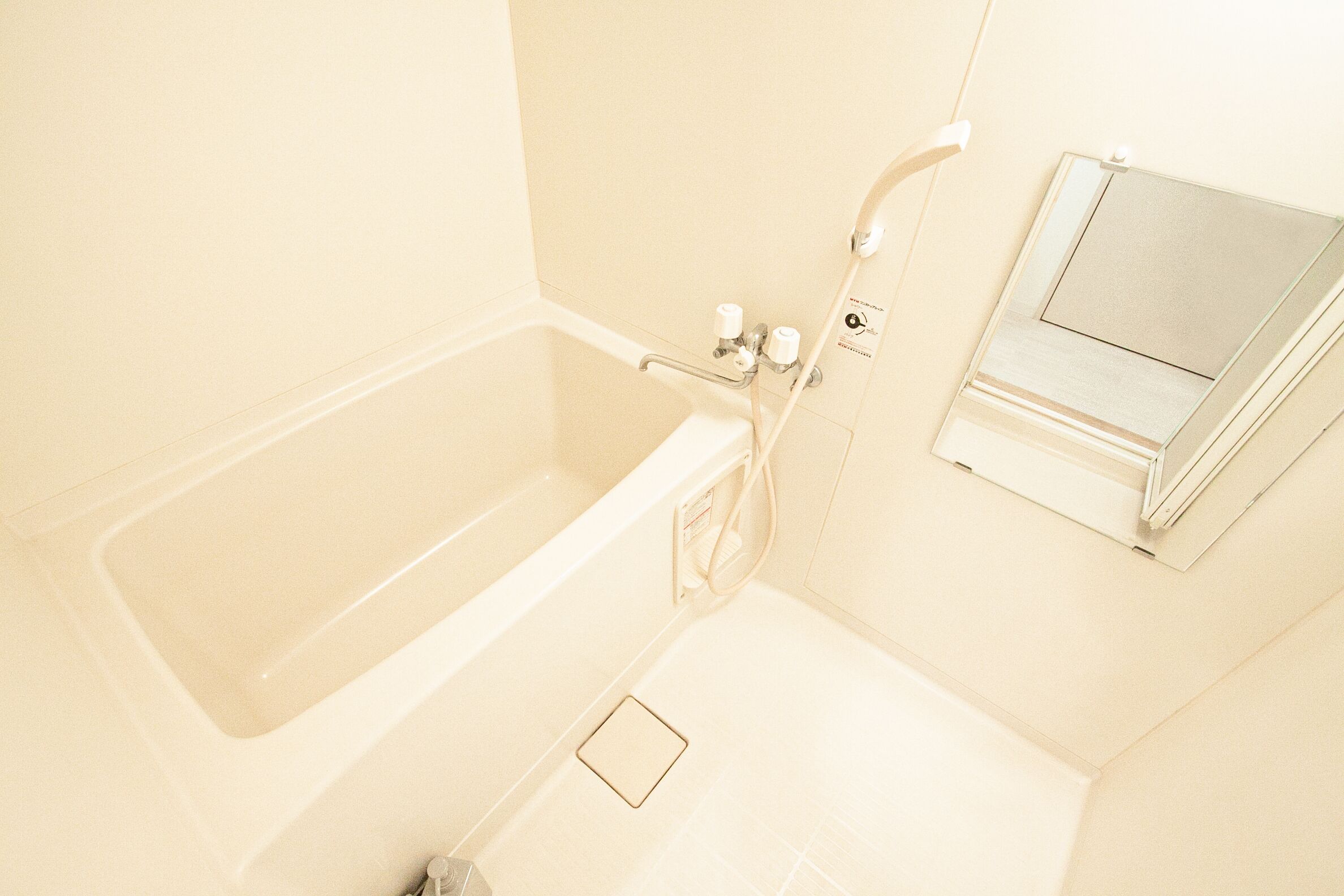Un baño con bañera, ducha e inodoro.