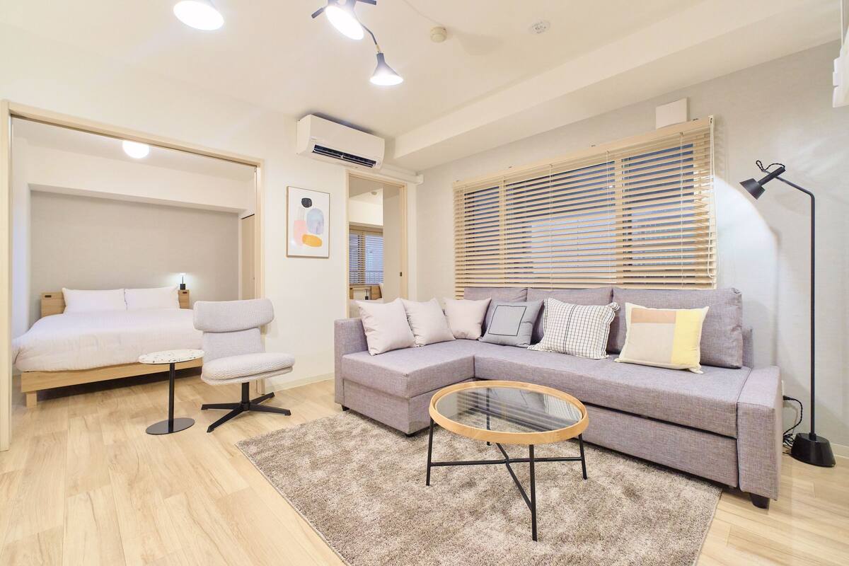 203 Non Smoking | Living area | Flat-screen TV