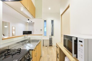 Refrigerador, microondas, placa de cocina, tetera/pava eléctrica