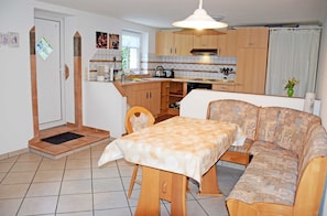 Kühlschrank, Mikrowelle, Ofen, Hochstuhl