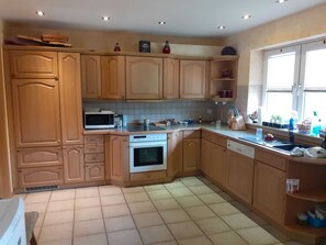 Fridge, microwave, oven, dishwasher - Ferienwohnung Teschow (Teterow)