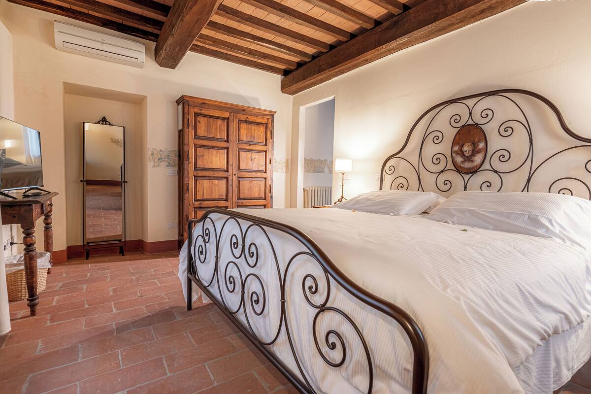 Svíta - nuddbaðker | Öryggishólf í herbergi, skrifborð, ókeypis þráðlaus nettenging