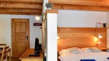 Apartemen, 1 kamar tidur, balkon, pemandangan kebun | 1 kamar tidur dan tempat tidur bayi