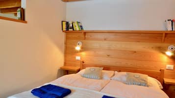 Apartemen, 1 kamar tidur, balkon, pemandangan kebun | 1 kamar tidur dan tempat tidur bayi