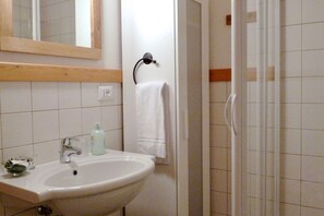Apartment, 1 Bedroom, Balcony, Garden View | Bathroom