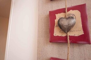 A red envelope with a heart-shaped ornament hanging from a string. - Confortevole Appartamento Vicinissimo al Vaticano, Metro, AC & Fast Wifi (Rome)