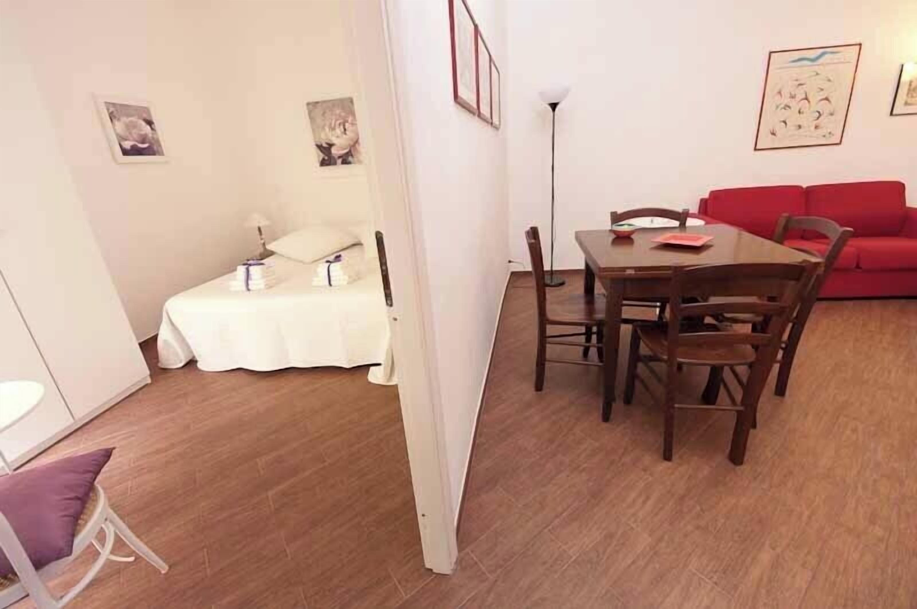 Apartment, 1 Bedroom, Garden View | Dining room