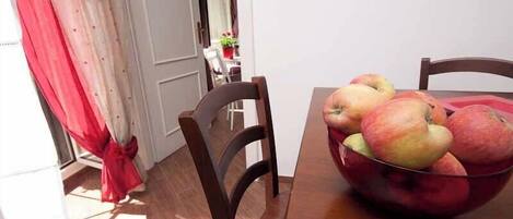 Apartment, 1 Bedroom, Garden View | Dining