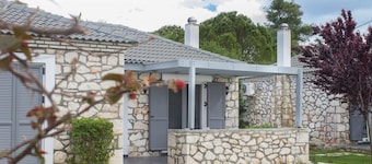 Harmony Villa - Serene Villa for 6 Near Lagana With Private Patio and Parking