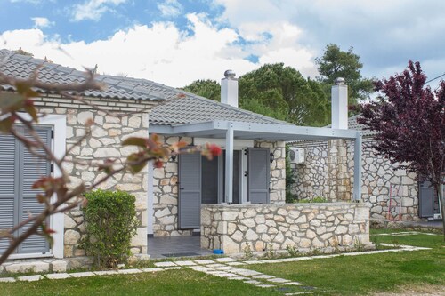 Harmony Villa 1 - Serene Villa for 6 Near Lagana With Private Patio and Parking