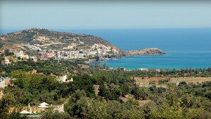 Une ville côtière avec des bâtiments construits sur une colline surplombant la mer.