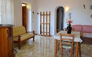 Apartment, 3 Bedrooms, Smoking, Terrace | Living room | Fireplace, books
