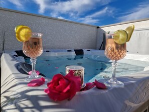 Tina de hidromasaje al aire libre